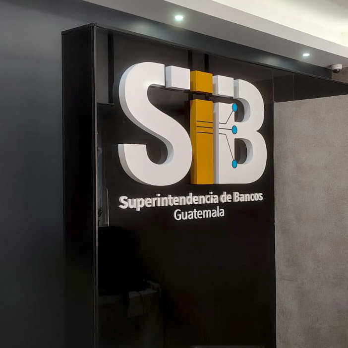 Rótulos tipo block o encajuelados en Guatemala