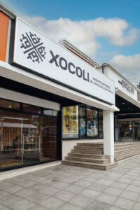 Cenefa publicitaria con lona tenzada para local comercial en Guatemala